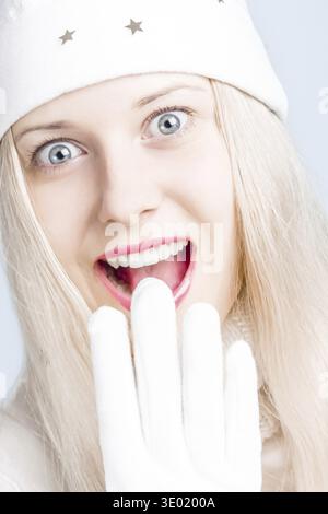 Junges blondes Modell in der Weihnachtszeit, Frau mit positiver Emotionen in der Wintersaison für Shopping- und Urlaubsmarken Stockfoto