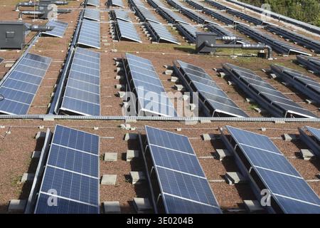 Solarkollektorfeld und Photovoltaik zur Erzeugung nachhaltiger Energie und Energie Stockfoto