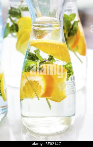 Wasser oder Limonade mit Frucht-Aroma werden bei Wohltätigkeitsveranstaltungen serviert - Speisen, Getränke und Menükonzept als Hintergrundbanner für Luxusmarken Stockfoto