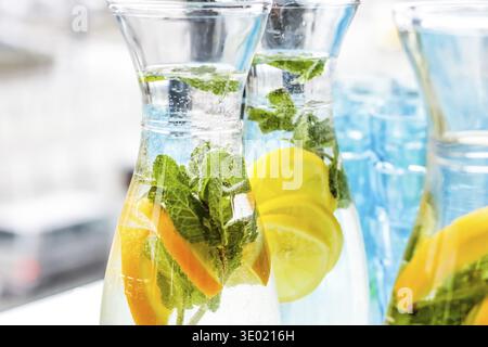 Wasser oder Limonade mit Frucht-Aroma werden bei Wohltätigkeitsveranstaltungen serviert - Speisen, Getränke und Menükonzept als Hintergrundbanner für Luxusmarken Stockfoto