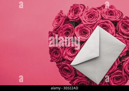 Urlaub Geschenk, Blumen und glückliche Beziehung Konzept - Brief Liebe und Blumen Lieferung am Valentinstag, Luxus Blumenstrauß aus Rosen und Karte auf Stockfoto