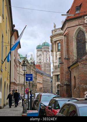 Kardinal-Faulhaber-Straße mit Blick auf die Frauenkirche – ikonischer Blick auf die Münchner Altstadt, historische Straße mit beeindruckendem Blick auf das Frauenkir Stockfoto