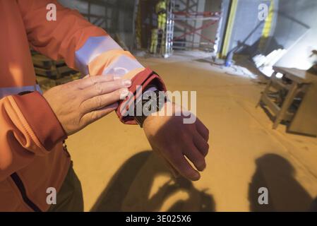 Armbanduhr, die die aktuelle Zeit, das Zeitmessgerät und das Lifestyle-Objekt anzeigt Stockfoto
