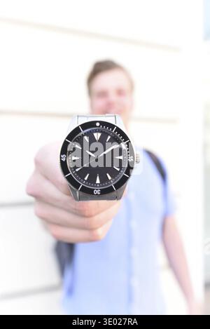 Armbanduhr, die die aktuelle Zeit, das Zeitmessgerät und das Lifestyle-Objekt anzeigt Stockfoto