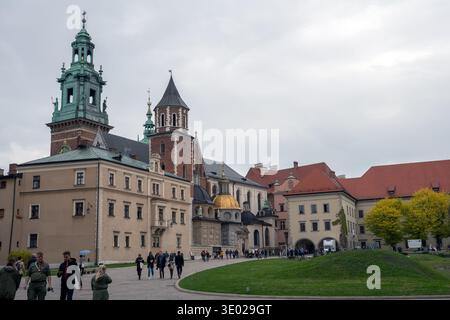2019 Kraków Polen Blick auf die Krakauer Kathedrale auf dem Wawel-Hügel; Blick auf die Krakauer Kathedrale auf dem Wawel-Hügel; Vista de la catedral de Cracovia Stockfoto