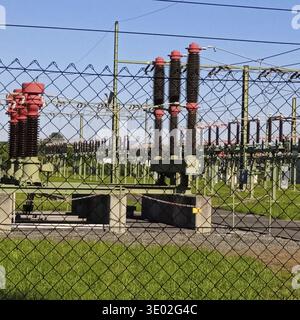 Stromtransformator als Teil des Stromnetzes und der Stromversorgung Stockfoto