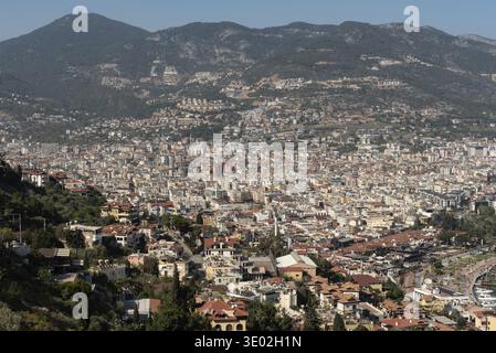 Alanya, Türkei. April 2021 aus der Vogelperspektive der Stadt Alanya an den Hängen des Taurusgebirges, Türkei Stockfoto