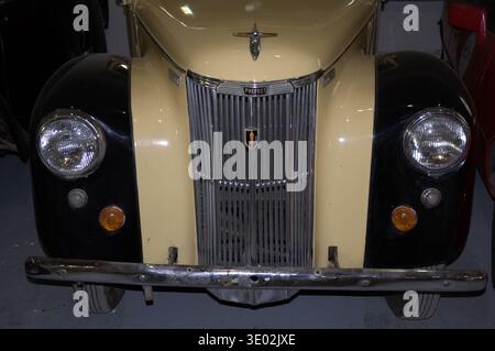Detaillierte Vorderansicht eines klassischen Ford Prefect E04A aus den 1940er Jahren mit dem markanten vertikalen verchromten Kühlergrill und dem „Prefect“-Emblem beim Belgrader Autom Stockfoto