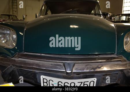 Eine detaillierte Nahaufnahme des legendären Citroen DS vorne, die das aerodynamische Design der Motorhaube und des Stoßfängers dieses französischen Klassikers bei der Belgrade Aut unterstreicht Stockfoto