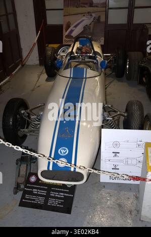 Ein Oldtimer Formel-V-Rennwagen mit offenem Rad und markanten blauen Streifen im Belgrader Automobilmuseum. Stockfoto