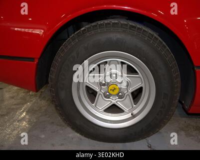 Nahaufnahme des Vorderrads, der Leichtmetallfelge und des roten Kotflügels eines klassischen Ferrari 308 GTS im Belgrader Automobilmuseum. Stockfoto