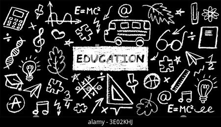 Holzkohle-Schule-Kritzeleien auf Tafel-Hintergrund. Lustige handgezeichnete Symbole für Back-to-School-Themen. Niedliches kindliches pädagogisches weißes Bleistiftschild aus Pastellwachs Stock Vektor