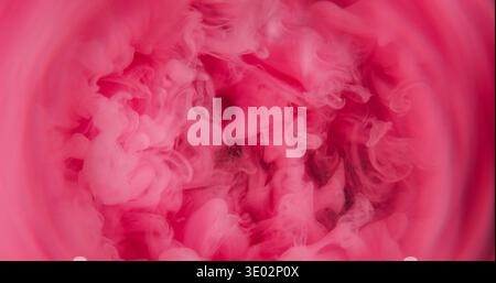 Pinke Nebelfarbe. Rauchnebel. Unschärfe helle Farbe Wolke Rauch Glitzer Spritzwasser Dunst Textur Wasser Regenbogen Acryl Pigmentkreis auf abstraktem Hintergrund. Stockfoto