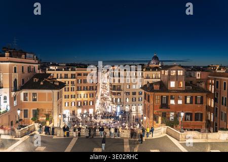 Roma, Italien. 15. Februar 2025, Piazza di Spagna und Spanische Treppe bei Nacht mit verschwommenen Menschen Stockfoto