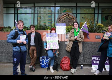 London, Großbritannien. 10. März 2026. Mitarbeiter und gewerkschaftsvertreter stehen während eines Streiks, der von UNISON wegen eines Lohnstreits organisiert wird, vor dem King’s College London auf einer Streiklinie. Mitarbeiter der Verwaltung und des professionellen Dienstes nehmen an einem zweitägigen Streik teil, halten Plakate und protestieren vor Universitätsgebäuden im Zentrum Londons. Quelle: Waldemar Sikora / Alamy Live News Stockfoto