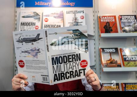 London, Großbritannien. 10. März 2026. Ein Mitarbeiter mit Militärbüchern über die Amber Books steht auf der London Book Fair in Olympia London. Die größte Frühjahrstagung der weltweiten Buchbranche wird von renommierten Autoren und Mitgliedern der Verlagsbranche besucht und findet vom 10. Bis 12. März statt. Quelle: Stephen Chung / Alamy Live News Stockfoto