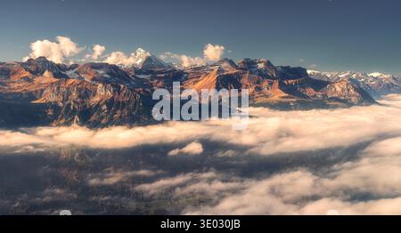 Panoramablick auf die Schweizer Alpen mit schneebedeckten Gipfeln Stockfoto