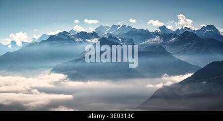 Panoramablick auf die Schweizer Alpen mit schneebedeckten Gipfeln Stockfoto