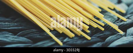 Rohe Vollkornspaghetti, Pasta Bio-Lebensmittel-Konzept Stockfoto