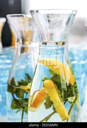 Wasser oder Limonade mit Frucht-Aroma werden bei Wohltätigkeitsveranstaltungen serviert - Speisen, Getränke und Menükonzept als Hintergrundbanner für Luxusmarken Stockfoto