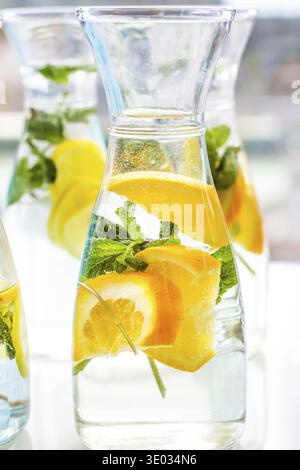 Wasser oder Limonade mit Frucht-Aroma werden bei Wohltätigkeitsveranstaltungen serviert - Speisen, Getränke und Menükonzept als Hintergrundbanner für Luxusmarken Stockfoto