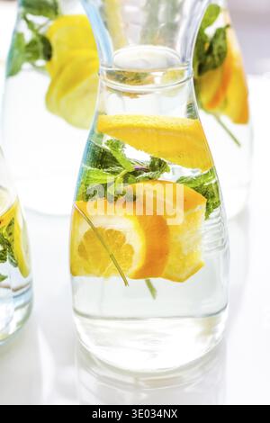 Wasser oder Limonade mit Frucht-Aroma werden bei Wohltätigkeitsveranstaltungen serviert - Speisen, Getränke und Menükonzept als Hintergrundbanner für Luxusmarken Stockfoto
