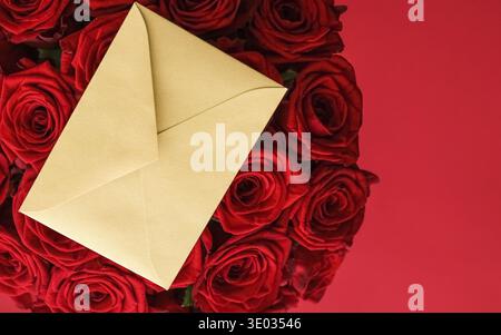 Urlaub Geschenk, Blumen flatlay und glückliche Beziehung Konzept - Brief Liebe und Blumen Lieferservice am Valentinstag, Luxus Strauß roter Rosen Stockfoto