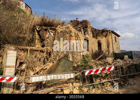 Pescia, Italien - 10. März 2026: Rettungsdienste reagieren nach einer Explosion in der Stadt Pescia, Toskana. Feuerwehrleute und Rettungsteams waren im Einsatz Stockfoto