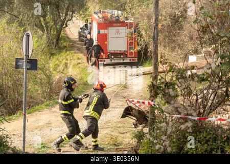 Pescia, Italien - 10. März 2026: Rettungsdienste reagieren nach einer Explosion in der Stadt Pescia, Toskana. Feuerwehrleute und Rettungsteams waren im Einsatz Stockfoto