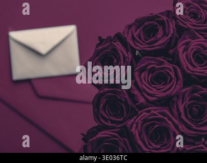 Urlaub Geschenk, Blumen und glückliche Beziehung Konzept - Brief Liebe und Blumen Lieferung am Valentinstag, Luxus Blumenstrauß aus Rosen und Karte auf Stockfoto