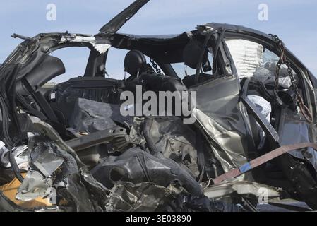 Ein kaputtes Auto nach einem Unfall, totale Abschreibung, schwarzes Auto Stockfoto