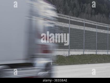 Schnell fahrender Truck auf einer Landstraße, Frachtverkehr auf der Straße Stockfoto