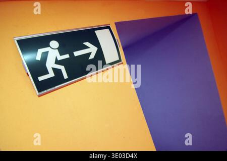 Notausgangsschild in einem Gebäude, Symbol für das Weglaufen Stockfoto
