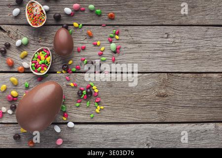 Grenze der Schokolade Eier und bunte Bonbons Stockfoto