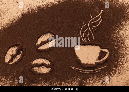 Zeichnung mit gemahlenem Kaffee - Tasse und Rauch, Draufsicht Stockfoto