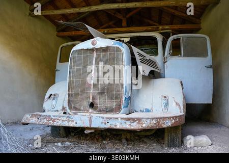 Tatoi Estate Garage, verlassener Fahrzeugschuppen in Griechenland Stockfoto