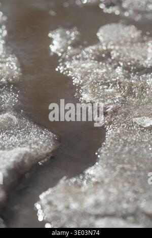 Reflektierende Oberflächen mit filigranen Strömen und komplexen Mustern. Glänzende Schmelzoberflächen mit kleinen federnden Strömungen und abstrakten geometrischen des Stockfoto