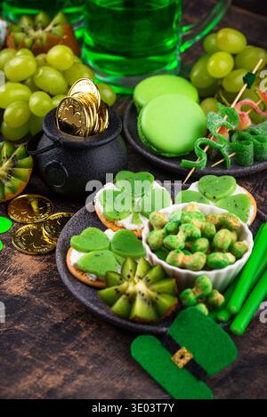 St. Patricks Day Partyessen, grünes Bier und Shamrock Stockfoto