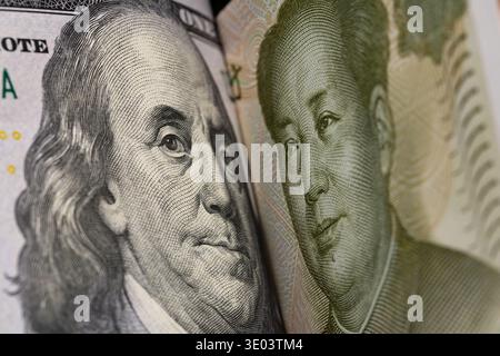 Makroaufnahme von Porträts der US-Dollar- und chinesischen Yuan-Banknoten Stockfoto