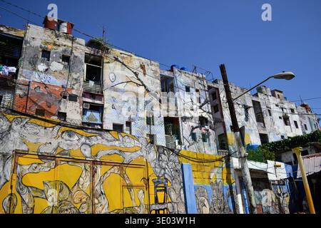 Verwitterte Wohngebäude mit abblätternden Fassaden in Zentral-Havanna Kuba Stockfoto