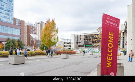 Ottawa ON, Kanada - 25. Oktober 2025: UOttawa University Campus mit Herbstlaub, Begrüßungsbanner und Studenten, die sich während der offenen Tür engagieren, kreatisieren Stockfoto