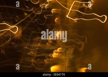 Abstrakte Lichtspuren bilden bunte Formen aus einer zufälligen, kreativen Langzeitbelichtung. Stockfoto