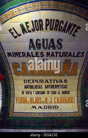 Die Madrider Geisterstation Chamberí bewahrt alte Anzeigen, geflieste Wände und den Charme der historischen Metro in einzigartiger Museumsatmosphäre Stockfoto
