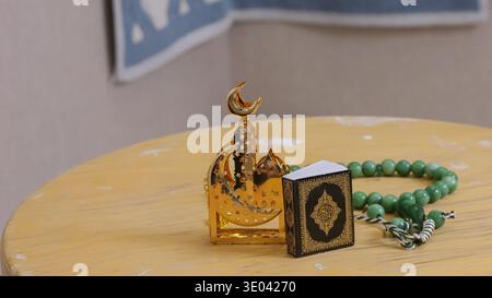 Religiöse Symbole, Die Sorgfältig Auf Rustikaler Holzoberfläche Angeordnet Sind. Artefakte Aus Heiligem Gebet Und Religiöse Symbole Auf Rustikalem Holz Stockfoto