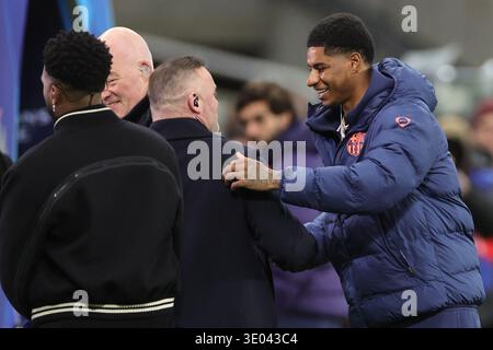 Barcelonas Marcus Rashford (rechts) begrüßt Wayne Rooney, den ehemaligen Spieler von Manchester United und England, vor dem Sechzehntelfinale der UEFA Champions League, dem ersten Legspiel im St. James' Park in Newcastle. Bilddatum: Dienstag, 10. März 2026. Stockfoto