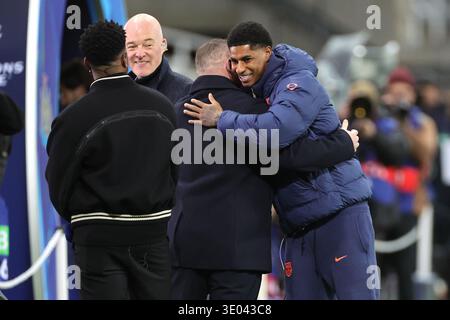 Barcelonas Marcus Rashford (rechts) begrüßt Wayne Rooney, den ehemaligen Spieler von Manchester United und England, vor dem Sechzehntelfinale der UEFA Champions League, dem ersten Legspiel im St. James' Park in Newcastle. Bilddatum: Dienstag, 10. März 2026. Stockfoto
