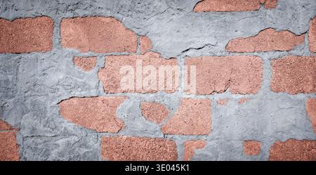 Strukturierte Wand mit einer Kombination aus grauem Beton und rötlich-braunen Ziegeln, die eine rustikale und industrielle Ästhetik bietet, die für verschiedene geeignet ist Stockfoto