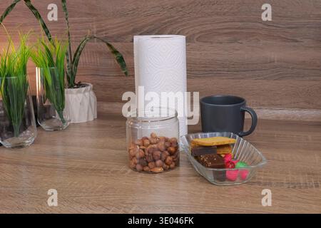 Szene Des Morning Table Gefüllt Mit Frischen Pflanzen Und Leckeren Nibbles. Eine Einladende Küchenszene Mit Lebendigen Grünen Pflanzen Und Köstlichem Wasser Stockfoto