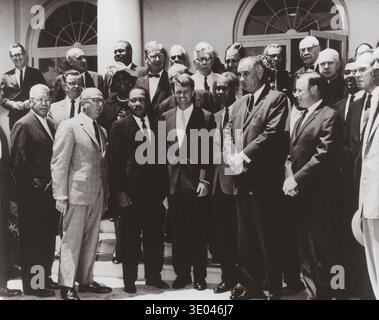 Foto des Treffens des Weißen Hauses mit Führern der Bürgerrechte. Vordere Reihe: Martin Luther King, Jr., Robert F. Kennedy, Roy Wilkins, Lyndon Baines Johnson, Walter P. Reuther, Whitney M. Young, Ein Philip Randolph Second Row: Zweiter von links, Roy Reuther, Rosa Gragg Top Row Dritter von links James Farmer Stockfoto