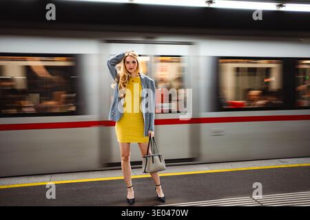 Frau, die auf U-Bahn-Bahnsteig steht, mit schnell fahrendem Zug Stockfoto